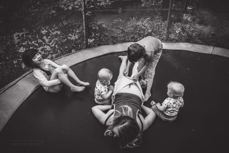 Všichni pohromadě na trampolíně, malí i velcí